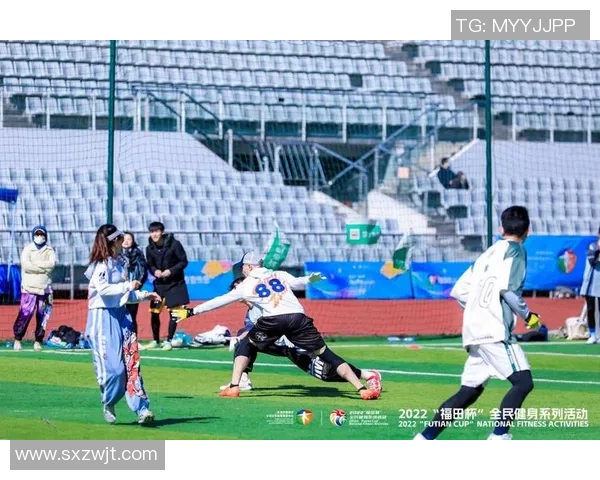 足球明星挑战飞盘运动展现超强技巧与团队默契的精彩瞬间